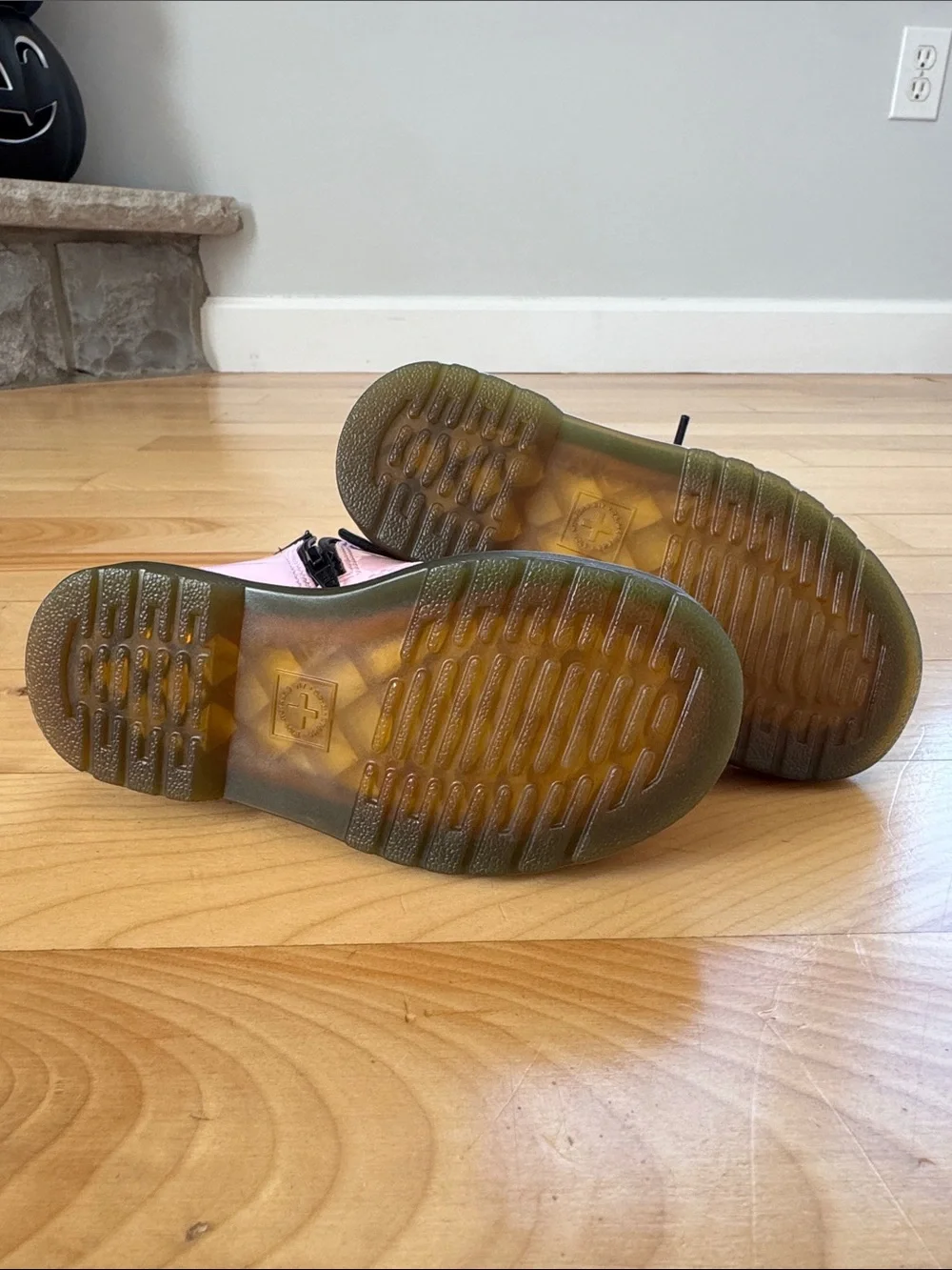 BRAND NEW Dr Martens - size 9c